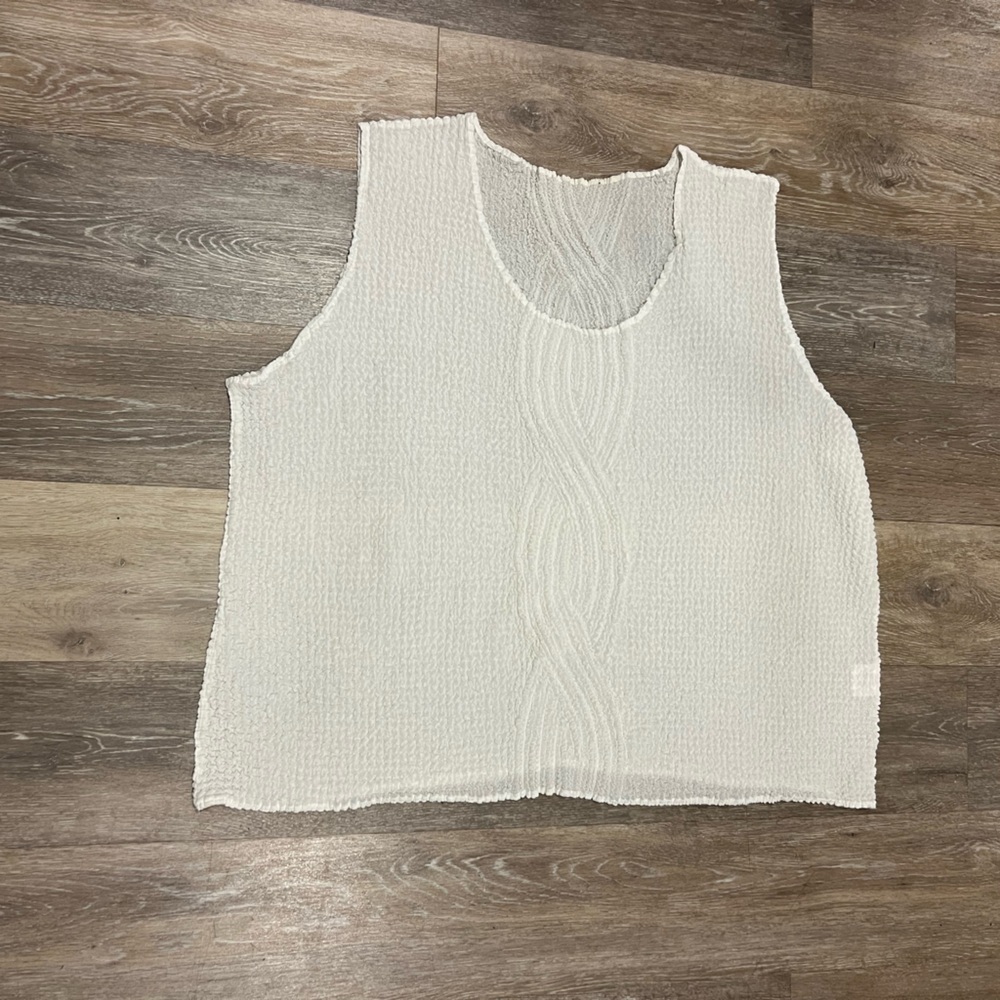 Elegant White Sleeveless Top size 2XL (I101)
Pit to pit 26” very stretchy